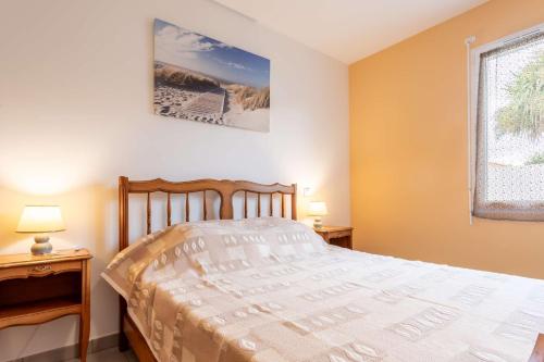 une chambre avec un lit et deux tables de nuit dans l'établissement Maison 3 chambres Biscarrosse Bourg proche centre ville, à Biscarrosse