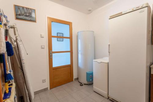 Il comprend une cuisine équipée d'un réfrigérateur. dans l'établissement Maison 3 chambres Biscarrosse Bourg proche centre ville, à Biscarrosse