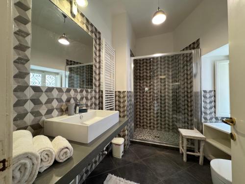 a bathroom with a sink and a shower at Casa Clara - Fino a 10 Posti letto in centro ad Assisi - ItalyWeGo in Assisi