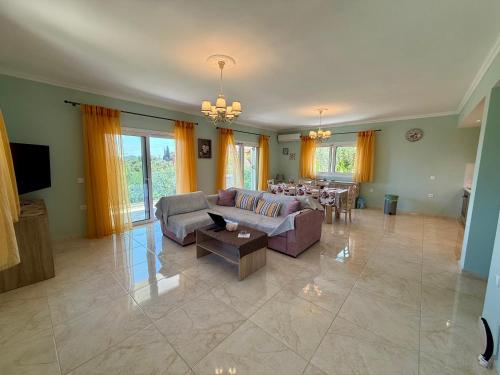 Μια τηλεόραση ή/και κέντρο ψυχαγωγίας στο Thomas Apartments