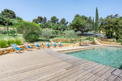 - un groupe de chaises et une piscine avec un parasol dans l'établissement Le Mazelli des Dentelles - Vue Panoramique, à Suzette