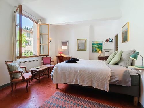 une chambre avec un lit, une table et des chaises dans l'établissement Le Veronese, Maison des Artistes, Vue, Rooftop, à Cotignac