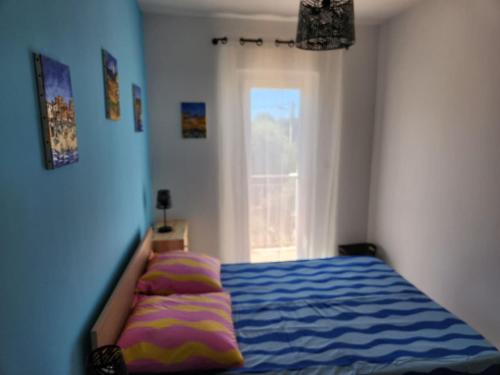 a bedroom with a bed and a window at Maison de charme avec terrain de pétanque in Allauch