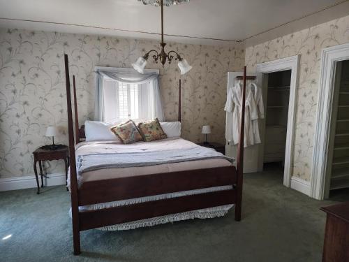Ένα ή περισσότερα κρεβάτια σε δωμάτιο στο Carriage House Bed and Breakfast
