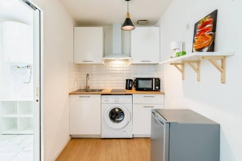 une cuisine avec un lave-linge et un micro-ondes dans l'établissement Studio au coeur du panier, à Marseille