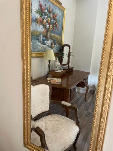 a mirror with a picture of a desk and a chair at Sveas B&B Ullared in Ullared