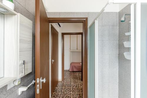 a hallway with a door leading to a bedroom at Marina Dream 200 Meters From The Sea in Marina di Ravenna