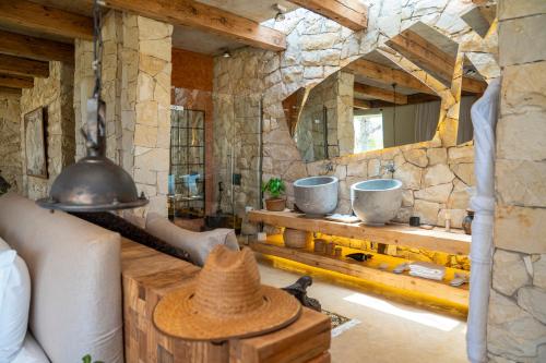 NguékokhにあるCasa del Toro Luxury Ranchの大きな鏡が付いた石の壁のある部屋