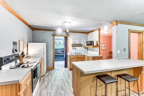 Dapur atau dapur kecil di 10 Mi to Notre Dame Family Retreat in Granger