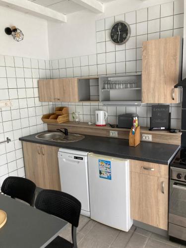 une cuisine avec un évier et un plan de travail dans l'établissement Le Carrouge, à Lacapelle-Biron