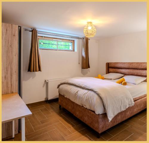 une chambre avec un lit et une fenêtre dans l'établissement La Colline I T3 I Vétraz-Monthoux, à Vétraz-Monthoux