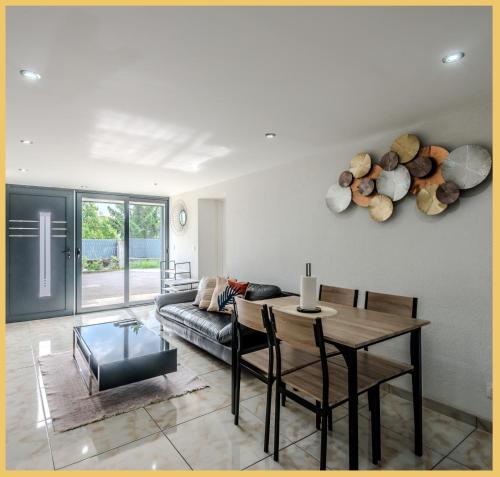 un salon avec une table et un canapé dans l'établissement La Colline I T3 I Vétraz-Monthoux, à Vétraz-Monthoux