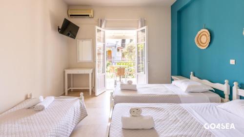 En eller flere senge i et værelse på Konstantinos Pool & Fun Apartments