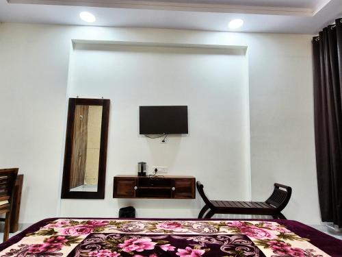 a bedroom with a bed and a tv on a wall at Hotel Lansdowne Vacations in Lansdowne