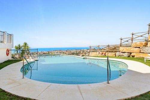 Stylish PH with Private Rooftop & Sea Views RDR563
