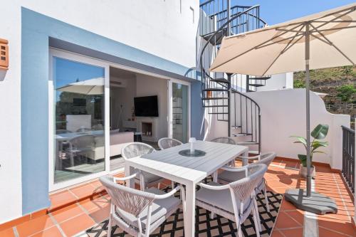 Stylish PH with Private Rooftop & Sea Views RDR563