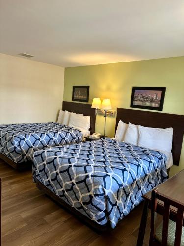 a hotel room with two beds and a table at Sea Girt Lodge in Sea Girt