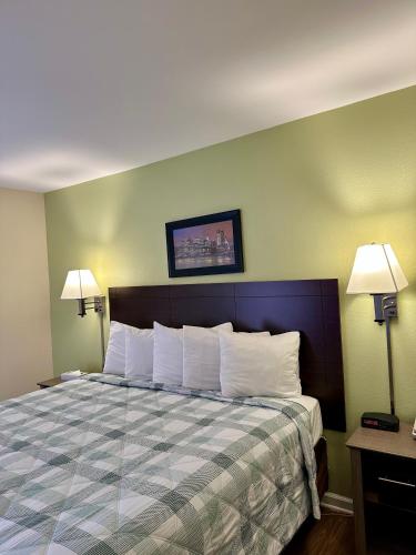 a bed in a hotel room with two lamps at Sea Girt Lodge in Sea Girt