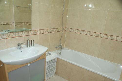 y baño con lavabo y bañera. en Vila da Praia 7D Alvor, en Alvor