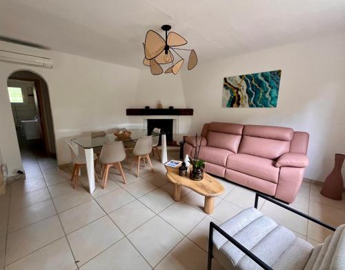 un salon avec un canapé rose et une table dans l'établissement Maison à 400 M de la plage de Pampelonne, à Saint-Tropez