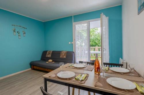 un salon avec une table et un canapé dans l'établissement Studio Confort, à Maché