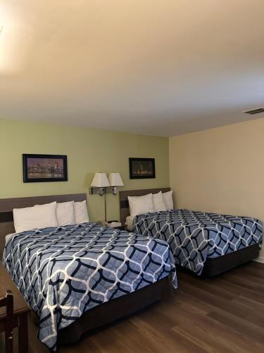 a hotel room with two beds in a room at Sea Girt Lodge in Sea Girt