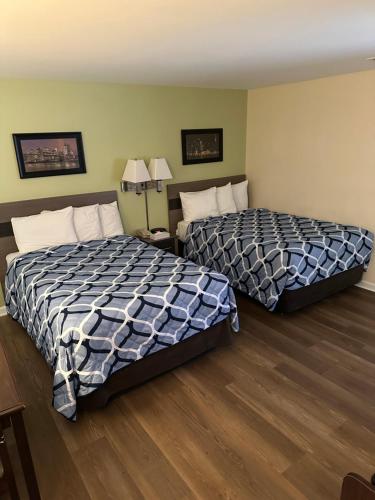 a hotel room with two beds in a room at Sea Girt Lodge in Sea Girt