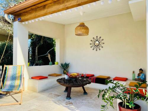 d'une terrasse avec une table et des chaises. dans l'établissement Bastide de charme, élégance, calme et sérénité, à Saint-Drézéry