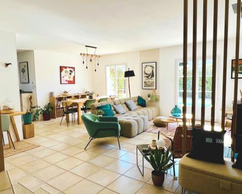 un salon avec un canapé et une table dans l'établissement Bastide de charme, élégance, calme et sérénité, à Saint-Drézéry