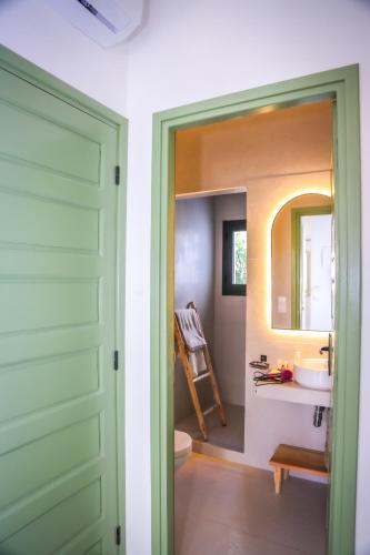 a bathroom with a green door and a sink at Appartement chic et beldi à 10 minutes du centre in Essaouira