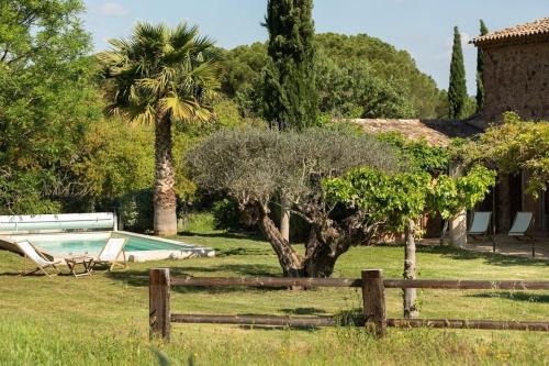 une clôture en face d'une cour avec une piscine dans l'établissement La Bastide de Verez, à Vidauban