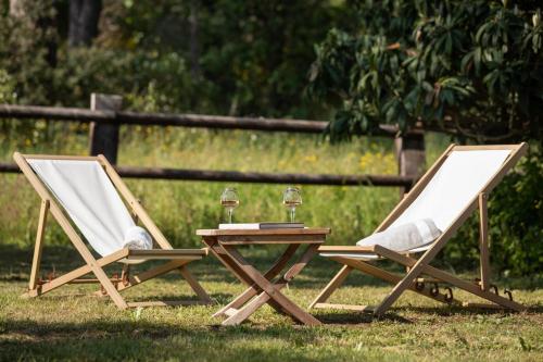 two folding chairs and a table with a lamp on it at La Bastide de Verez in Vidauban