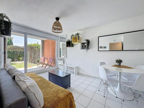 a bedroom with a bed and a table and chairs at Le Patio de Santa Monica, 5 minutes from the sea, 2 stars in Pérols