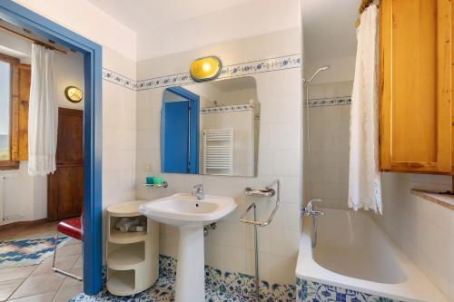 A bathroom at La Ripa - Appartamento I Ghiri