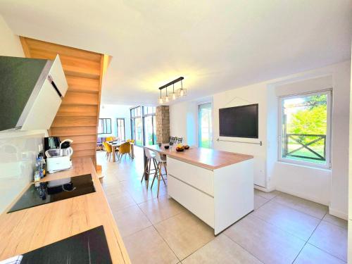 une cuisine et un salon avec un comptoir dans l'établissement Ker El-Rapha - Calme & confort familiale en ville, à Saint-Avé