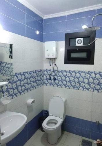 Phòng tắm tại شاليه صف أول على البحر