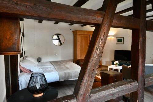 une petite chambre avec un lit et une table dans l'établissement Appartement Bastion de Riquewihr, à Riquewihr