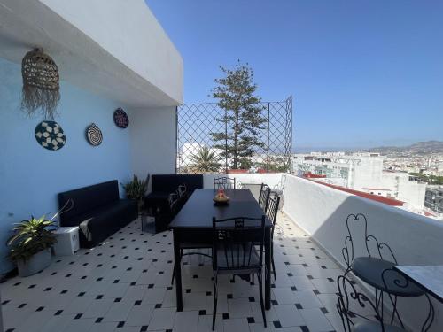 Un balcón o terraza en belle Duplex with terrace and rooftop in the heart of medina