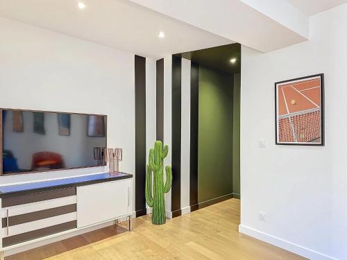 - un salon avec un cactus et une télévision dans l'établissement Toulouse - Capitole appartement à thème, à Toulouse