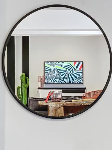 un miroir sur une table avec une télévision dans une pièce dans l'établissement Toulouse - Capitole appartement à thème, à Toulouse