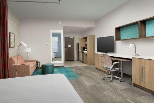 Télévision ou salle de divertissement dans l'établissement Home2 Suites By Hilton Miami Doral West Airport, Fl