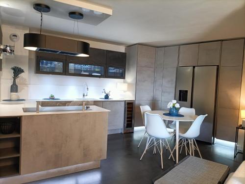 une cuisine et une salle à manger avec une table et des chaises dans l'établissement Saint Raphaël lieu paradisiaque, à Saint-Raphaël