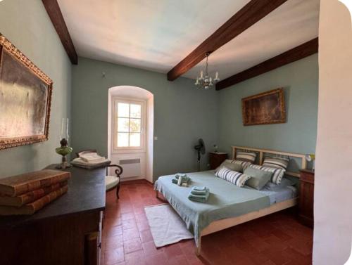 une chambre avec un lit et une fenêtre dans l'établissement Maison de village atypique A Cappella, à Lumio