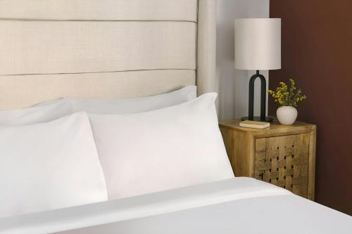 Ένα ή περισσότερα κρεβάτια σε δωμάτιο στο Sonder by Marriott Bonvoy East 5th Apartments East Austin