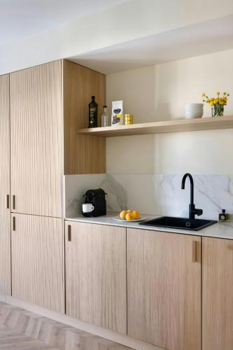 Η κουζίνα ή μικρή κουζίνα στο Sonder by Marriott Bonvoy Sofia Apartments Atocha