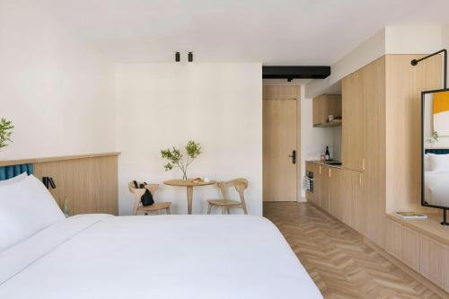 Ένα ή περισσότερα κρεβάτια σε δωμάτιο στο Sonder by Marriott Bonvoy Sofia Apartments Atocha