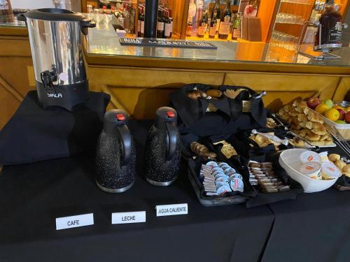 un tavolo con un frullatore e un mucchio di cibo di Elegance Hotel a Tres Arroyos
