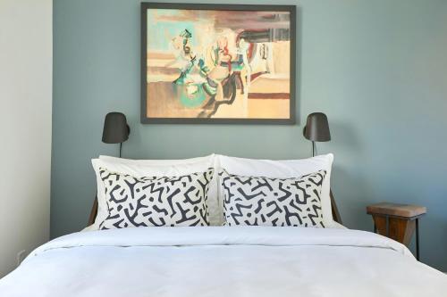 a bedroom with a white bed and a painting at Sonder by Marriott Bonvoy The Elm Apartments Downtown in Toronto