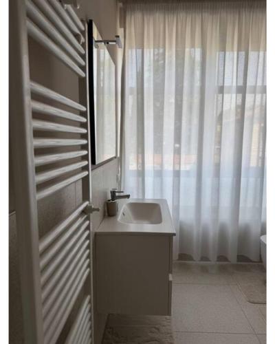 a bathroom with a sink and a window at Ca' Monte 2 - Dimora Centrale 2 camere in Montebelluna