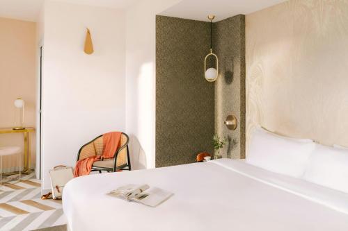 Una cama o camas en una habitación de Atala Hotel Champs Elysées, Sonder by Marriott Bonvoy